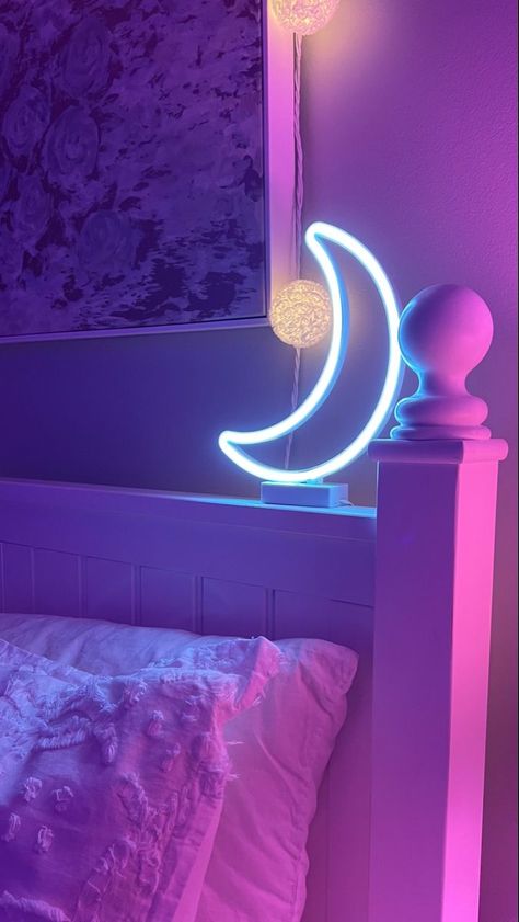 Purple Lights Room Aesthetic, Euphoria Aesthetic Room Decor, Purple Neon Room Aesthetic, Euphoria Aesthetic Room, Euphoria Room Aesthetic, Purple Vibe Aesthetic Room, Room Ideas Led Lights, Dorm Rooms Decorating, Dorm Room Decor Ideas