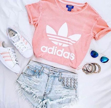 adidas tshirt w/Jean shorts Pakaian Hipster, Looks Adidas, Converse Outfits, Mode Tips, Teen Outfits, Stil Boho, Adidas Shoes Women, Hipster Outfits, Tumblr Outfits