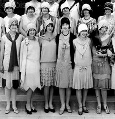 Get rid of your corsets and bustles, we are now in the 1920s also known as the “roaring 20s” or the era of the flapper! Women’s fashion in the early 1920s dramatically changed afte… Style Année 20, Flapper Girls, Istoria Artei, 1920 Fashion, Louise Brooks, Josephine Baker, Adored Vintage, Flapper Girl, Look Retro