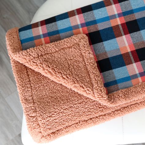 Flannel blanket with corner turned up to show sherpa lining. Beginner Sewing Projects Blankets, Fleece And Sherpa Blanket Diy, Easy Flannel Blanket, Fleece Gifts To Sew, How To Sew Fleece Fabrics, Easy Sew Blanket For Beginners, Diy Sherpa Blanket, Sewing With Flannel Projects, Sewing Blanket Patterns