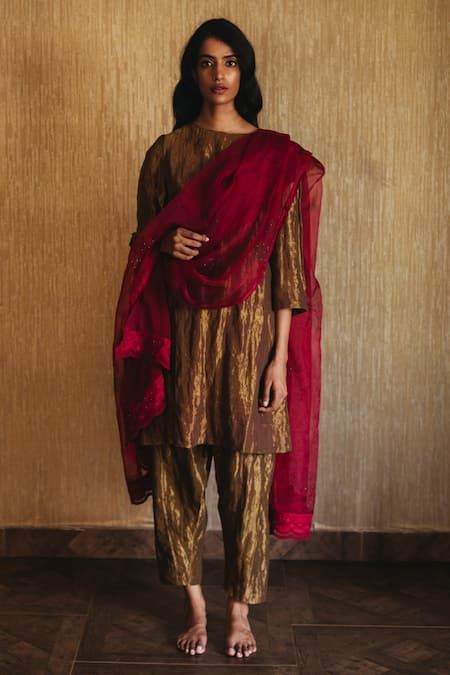 Buy Gold Handloom Tissue Round Kurta Set For Women by Shorshe Clothing Online at Aza Fashions. Tissue Kurta, Metal Dress, Kurta Set For Women, Summer Weddings, Indian Designer Outfits, Kurta With Pants, Spring Summer Collection, Embroidery Suits, Indian Fashion Dresses