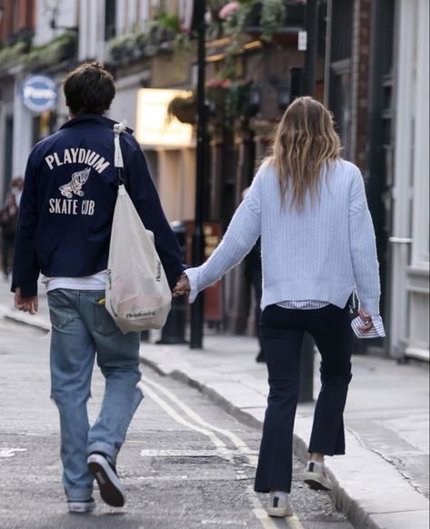 Harry and Olivia out in London March 15, 2022 Olivia Wilde Tattoo, Harry And Olivia, Harry Taylor, I Hate Boys, Harry Styles Outfit, Cut Her Hair, Harry Styles Photos, Olivia Wilde, Old Money Style