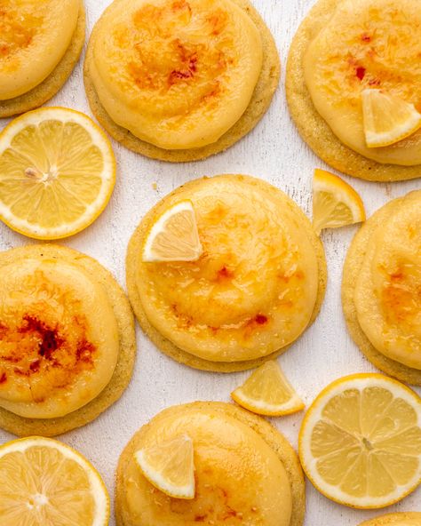 Lemon Crème Brûlée Cookies Lemon Curd Crème Brûlée Cookies, Lemon Baking Ideas, Lemon Creme Brulee Cookies, Lemon Food Ideas, Crème Brûlée Cookies, Creme Brulee Cookies, Lemon Baked Goods, Lemon Recipes Dessert, Passionfruit Cookies