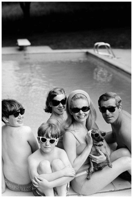 Funny Family Portraits, Swimming Pool Photography, Family Swimming, Pool Photography, Family Pool, Pool Picture, Motherhood Photography, Pool Photos, Wearing Sunglasses