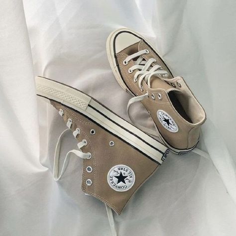 14 Outfits cafés que son una chulada Boty Converse, Sepatu Air Jordan, Sneaker Outfits, Dr Shoes, Fresh Shoes, Hype Shoes, Aesthetic Shoes, Shoe Inspo, Swag Shoes