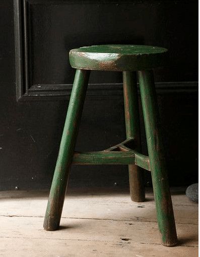 3 legged stool inspiration Green Stool, Three Legged Stool, Old Benches, Desk Stool, Diy Stool, Painted Stools, Wayfair Living Room Chairs, Ivy House, Vintage Stool