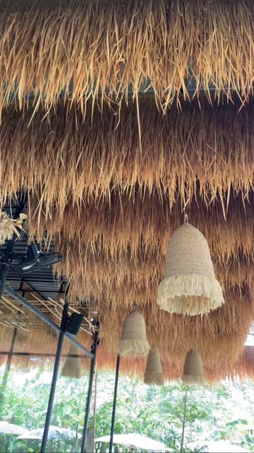 Straw Ceiling, Garden Inspo, Relaxing Space, Beach Bar, Coastal Design, Beach Bars, False Ceiling, Ceiling Decor, Wooden Furniture