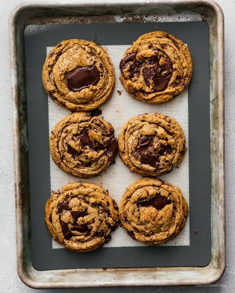 These rippled salted brown butter chocolate chip cookies are to die for: soft and chewy with pools of dark chocolate, crisp edges, and the salty nuttiness of browned butter. No mixer needed – it’s going to be your new fave! #brownedbutter #brownbutter #chocolatechipcookies #chocolatechipcookierecipe #recipes #cookies Chocolate Chip Cookies Salted Butter, Chocolate Chip Cookies Salted, Chocolate Crisp, Soft Caramels, Batch Baking, Brown Butter Chocolate Chip, Brown Butter Chocolate Chip Cookies, Small Batch Baking, Recipes Cookies