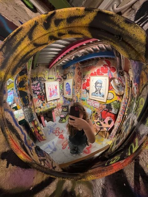 Fish Eye Mirror Room, Traffic Mirror In Room Aesthetic, Street Mirror In Room, Traffic Mirror In Room, Skate Room Aesthetic, Graffiti Room Ideas, Street Room Aesthetic, Grunge Mirror, Room Graffiti