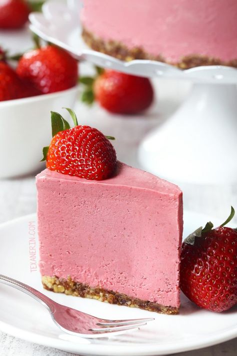 This paleo strawberry cheesecake is super creamy, vegan and raw and is loaded with extra strawberry flavor thanks to freeze-dried strawberries! Junk Food Recipes, Healthy Junk Food, Vegetarian Junk Food, Raisin Recipes, Winter Dessert Recipes, Vegan Junk Food, Strawberry Flavor, Freeze Dried Strawberries, Dried Strawberries