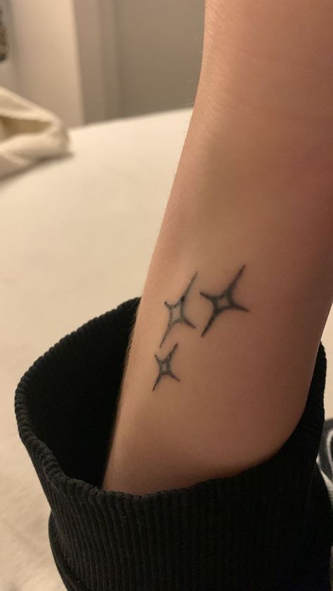 Aesthetic Star Tattoo Ideas, Y2k Stars Tattoo, Mens Grunge Tattoo, Thick Star Tattoo, Men’s Star Tattoo, Star Tattoos Sleeve, Tattoo Stars Men, Long Star Tattoo, Stars Tatoos Ideas