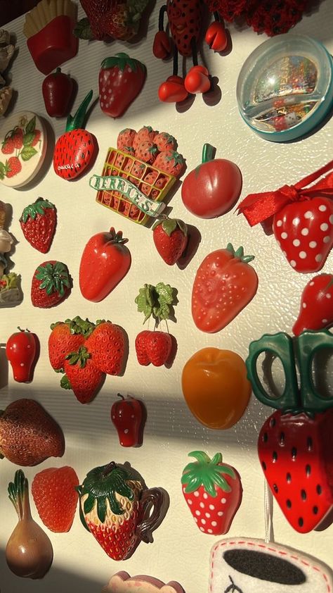 Cool Magnets Fridge, Vintage Fruit Magnets, Fruit Fridge Magnets, Funky Fridge Magnets, Vintage Strawberry Kitchen, Vintage Fridge Magnets, Fridge Magnets Aesthetic, Aesthetic Magnets, Fruit Magnets