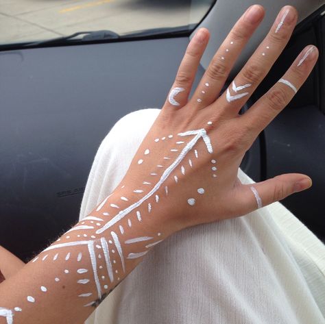 White Body Painting, Festival Body Art Paint, Festival Body Painting, Simple Body Painting, Body Art Paint Ideas, Painted Hands, White Henna Designs, Music Festival Makeup, Festival Face Paint