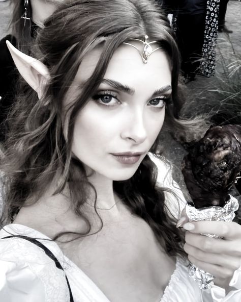 feyre archeron | acotar (aesthetic) Feyre Archeron Costume, Elf Costume Ideas Women, Feyre Archeron Cosplay, Feyre Costume, Elf Costume Women, Feyre Cosplay, Feyre Archeron Aesthetic, Tavern Wench, Elf Aesthetic