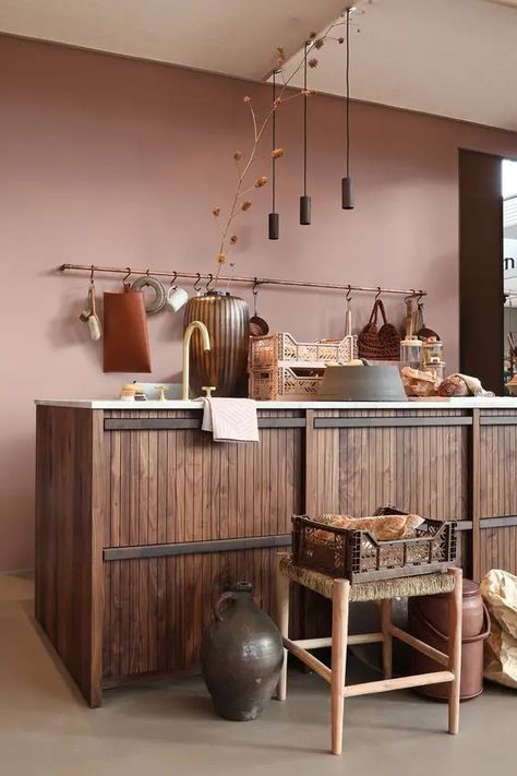 Mauve Living Room, Mauve Walls, Inspiration Deco, Scandinavian Dining Room, Neutral Kitchen, Wood Kitchen Island, Pink Kitchen, Wood Kitchen, Wooden Furniture