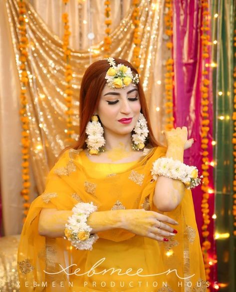 Makeup Yellow Dress, Haldi Jewellery Bridal, Haldi Jewellery Bridal Flowers, Real Flower Jewellery For Haldi, Haldi Outfits For Bride, Jewellery For Haldi, Indian Bridal Wear Red, Haldi Jewellery, Real Flower Jewellery