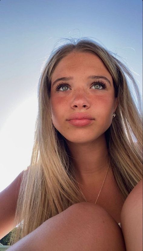 Glowy Tan Makeup, Simple No Makeup Look Natural, Beachy Makeup Sun Kissed, Basic White Girl Makeup, Blonde On Tan Skin, Bronzed Makeup Look Sun Kissed, Tan Makeup Look, Vacation Makeup Looks, Simple Natural Makeup Looks