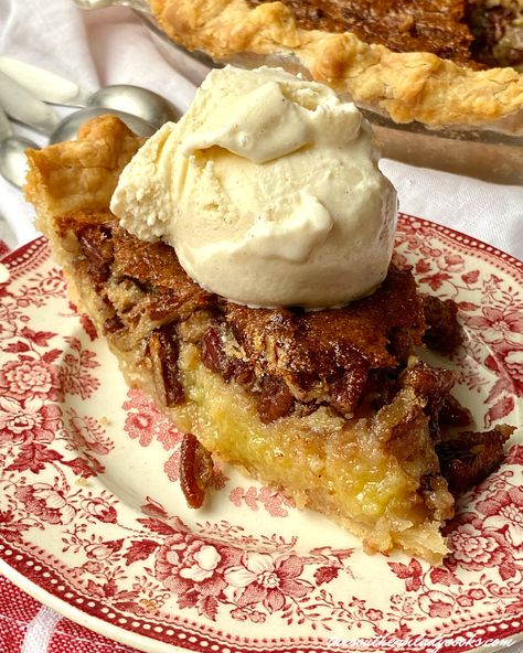 Pecan Chess Pie, Southern Apple Pie, Chess Pies, Raisin Pie Recipe, Easy Pies, Ice Cream Pudding, The Southern Lady Cooks, Southern Lady Cooks, Dessert Oreo