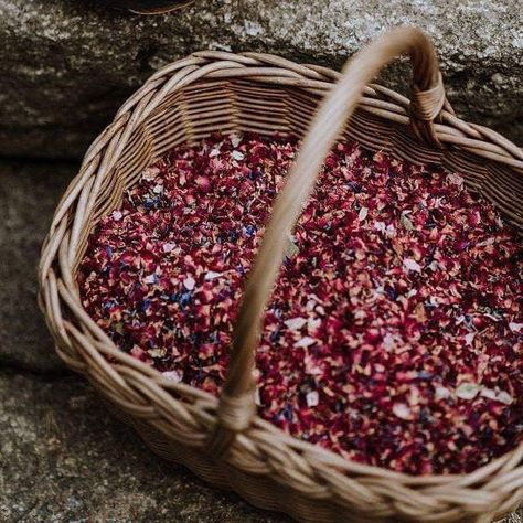 Etsy Pictures, Flower Basket Ideas, Confetti Basket, Easter Wedding Ideas, Dried Petal Confetti, Red And Pink Wedding, Natural Confetti, Wedding Gift Basket, Throwing Confetti