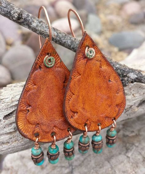 . Stile Boho Chic, Diy Leather Earrings, Leather Jewelry Diy, Leather Jewellery, Cowgirl Jewelry, Turquoise Earrings Dangle, Leather Art, Earrings Inspiration, Hand Tooled Leather