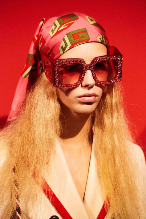 Great glasses - love that colour! #richfashon.com #unique #style #love #fashion #streetstyle #ootd #glasses Slim Aaron, Gucci Spring 2017, Look Disco, 70s Sunglasses, Gucci Runway, Mode Editorials, Gucci Spring, Lauren Hutton, Model Pose