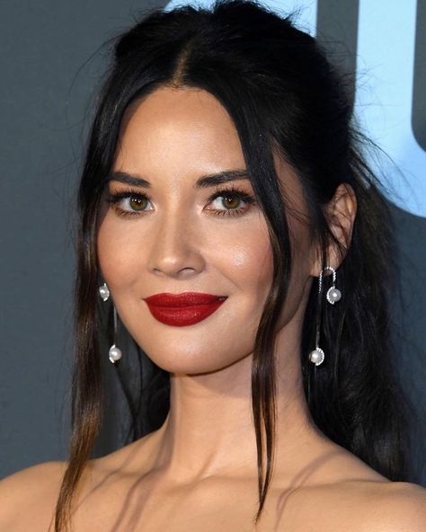 Patrick Ta on Instagram: “Critics Choice Awards! 💋 @oliviamunn Styled By @highheelprncess Hair By @hairbyjohnd Makeup By @patrickta  Beauty Breakdown  Brows:…” Jessica Alba Red Lips, Italian Makeup, Red Lipstick Makeup Looks, Red Lipstick Looks, Trendy Eyeshadow, Red Lipstick Makeup, Critics Choice Awards, Patrick Ta, Chic Hair