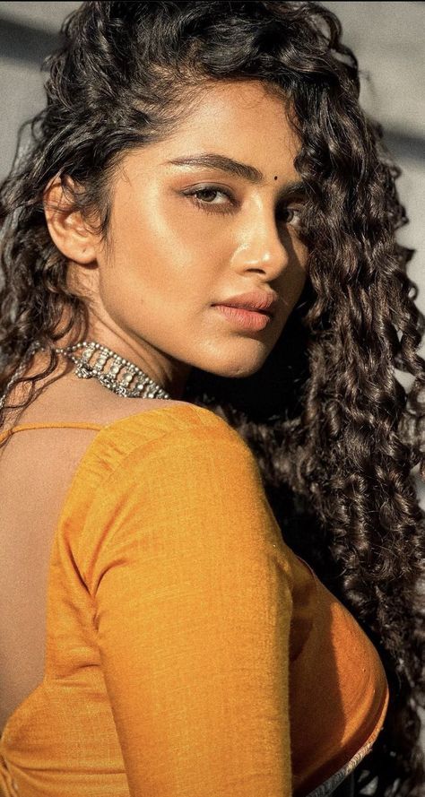 Anupama Parameswaran Cute Face, Anupama Parameswaran, Long Hair Girl, Favorite Celebrities, The Fashion, Curly Hair, Hairstyles, Actresses, India