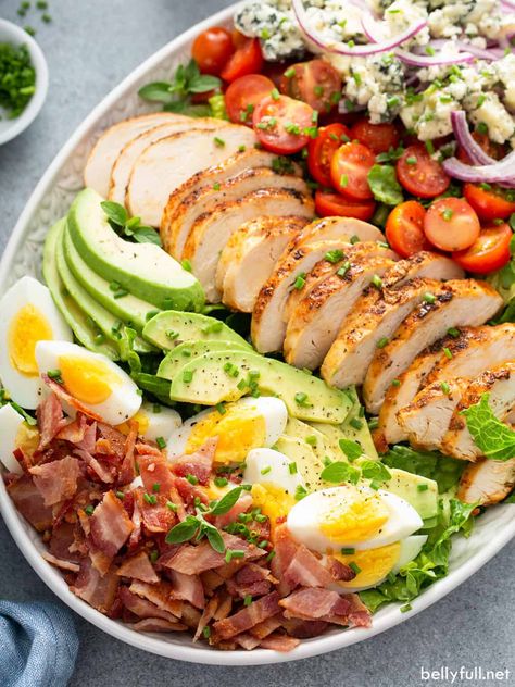 Cobb Salad loaded with chicken, crispy bacon, hard boiled eggs, tomatoes, avocado, blue cheese, and a simple but wonderful homemade dressing that brings it all together. This classic salad is really easy to make and always a showstopper! Cooking Goals, Cobb Salad Recipe, Avocado Dessert, Greek Salad Dressing, Lettuce Salad, Chicken Avocado, Idee Pasto Sano, Dinner Salads, Greek Salad