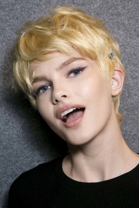 Heart Shaped Face, Heart Shaped Face Hairstyles, Disco Makeup, Chic Haircut, Sweet November, Cool Short Hairstyles, Heart Face Shape, Pixie Cuts, Older Women Hairstyles