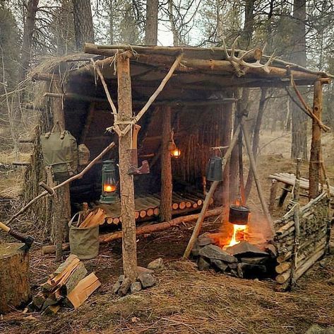 Bushcraft Projects, Bushcraft Shelter, Camping Shelters, Outdoor Survival Gear, Bushcraft Skills, Bushcraft Gear, Bushcraft Camping, Survival Shelter, Survival Techniques