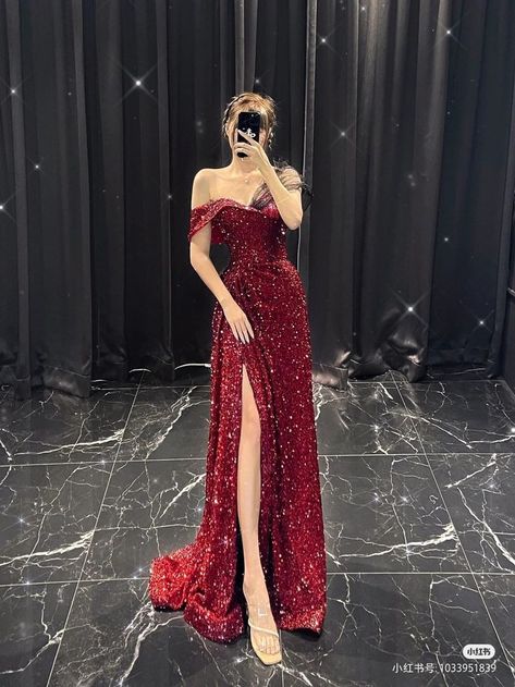 Red Dress Long Elegant Classy Ball Gowns, Elegant Red Dress Glamour, Sparkly Dresses Prom, Debut Dress, Red Sparkly Dress, Minimal Stil, Debut Dresses, Prom Dresses Sparkly, Gowns Dresses Elegant