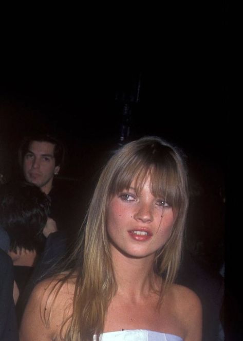 Kate Moss Bangs, 90s Supermodels Aesthetic, Kate Moss Hair, Supermodel Body, Model Headshots, Kate Moss Style, Retro Fashion Outfits, Queen Kate, Miss Moss