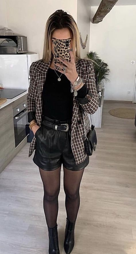 Leather Shorts Outfit, Outfit Botas, Shorts Outfits Women, Shorts Fashion, Outfit Black, Stylish Work Outfits, Versatile Outfits, Casual Work Outfits, Blazer Outfits