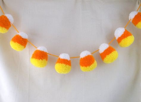 Candy Corn Crafts, Creative Halloween Decorations, Pom Pom Animals, Candy Corn Decorations, Garland Halloween, Dulces Halloween, Tassel Crafts, Dollar Tree Halloween, Pom Garland