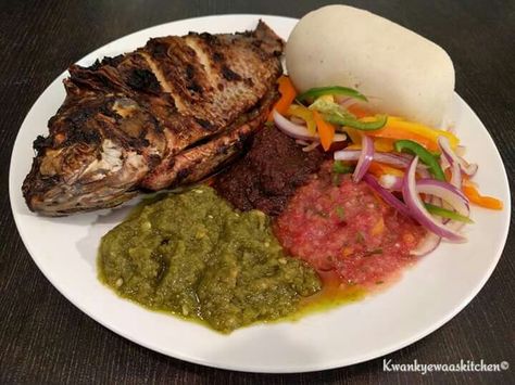 banku with grilled tilapia , shito,grinded pepper and kpakposhito and sliced vegetables Ghanaian Dishes, Pepper And Onions, Grilled Sandwich Recipe, Menstrual Blood, Ghana Food, Restaurants Near Me, Ghanaian Food, African Recipes Nigerian Food, Grilled Tilapia