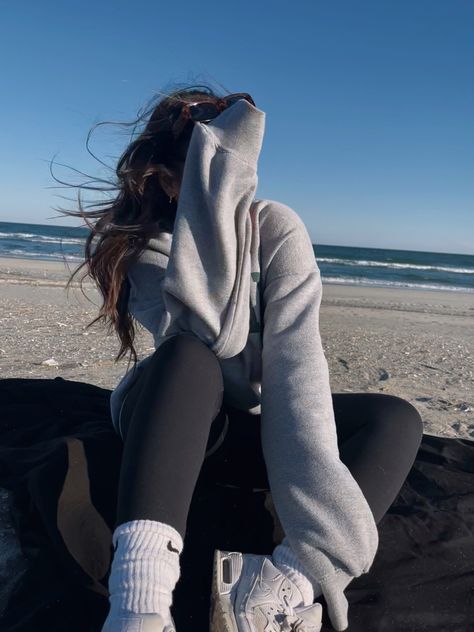 Cold Beach Day Outfit Spring, Cold Day Beach Outfit, Warm Beach Outfit, Cold Beach Day Outfit Winter, Winter Beach Outfit Cold, Spring Beach Outfits Cold, Prism Photoshoot, Chilly Beach Day Outfit, Winter Picnic Outfit