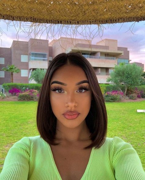 Baddie Bob Haircut, Face Card Valid, Ideas Selfies, Girly Makeup, Short Dark Hair, Photoshoot Pose, Glamour Makeup, Face Card, Penteado Cabelo Curto