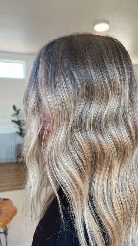 Beige Blonde With Root Smudge, Blonde With Grown Out Roots, Root Stretch Hair Blonde Balayage, Blonde Root Blend, Lived In Bright Blonde Dark Roots, Brown Roots With Blonde Highlights, Grown Out Blonde Hair Roots, Creamy Blonde Hair Balayage Dark Roots, Lives In Blonde