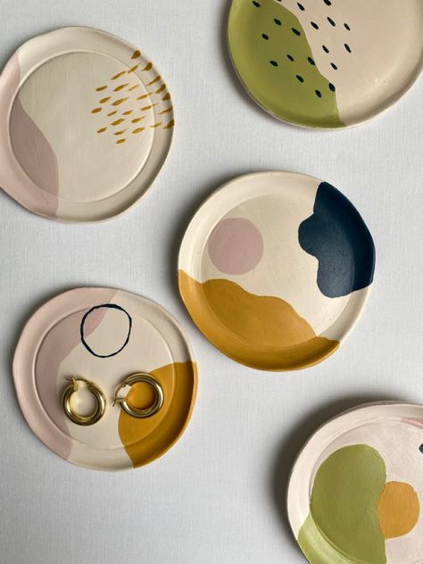 Paint On Clay Plates, Pottery Plate Ideas Design, Minimalist Pottery Painting Designs, Ceramic Plate For Jewelry, Easy Plate Designs, Clay Cafe Painting Ideas Plates, Ceramic Pottery Plates, Ceramic Handmade Plates, Painting Pottery Plate