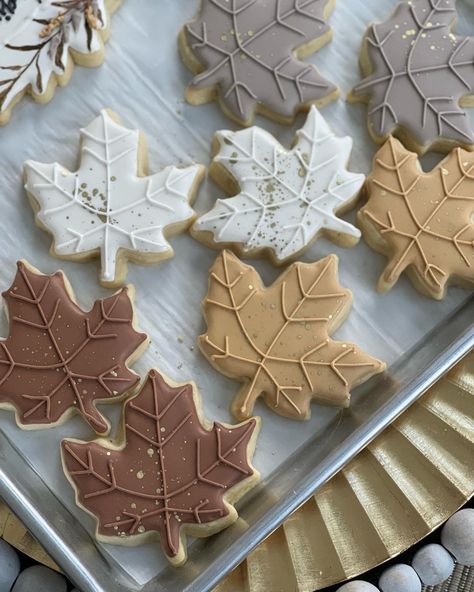 Maple Sugar Cookies, Cookies For Fall, Maple Leaf Cookies, Thanksgiving Cupcakes, Thanksgiving Leaves, Leaf Cookies, Sugar Cookie Royal Icing, Maple Sugar, Thanksgiving Cookies