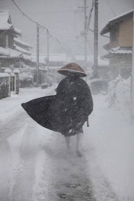 Monk walking through the blowing snow - Japan | 2019-10-03 Winds Of Winter, Kubo And The Two Strings, Tao Te Ching, Japanese Warrior, Japanese Zen, Zen Buddhism, Japan Culture, Samurai Art, Japan Photo