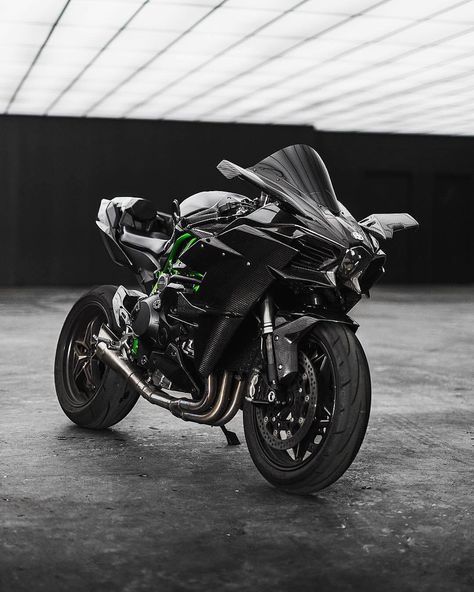 Ninja H2R!😍 | Photo by @25thh | #blacklist #kawasaki #ninja #h2r Kawasaki Ninja H2r Black Aesthetic, Kavasaki 1000 Ninja H2r, H2r Kawasaki Wallpaper Iphone, Kawasaki H2r Wallpaper 4k, Ninja H2r Wallpaper Hd 4k, Moto Ninja, Kawasaki Ninja H2r, Sport Motorcycles, Ninja H2r