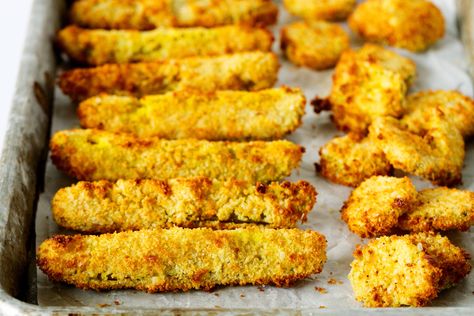 Air fryer pickle spears in a row on a baking sheet. Air Fryer Pickles Spears, Air Fryer Pickles, Pickle Spears, Countertop Convection Oven, Dill Pickle Chips, Pickles Recipe, Pickle Chips, Pickle Slices, Best Air Fryers