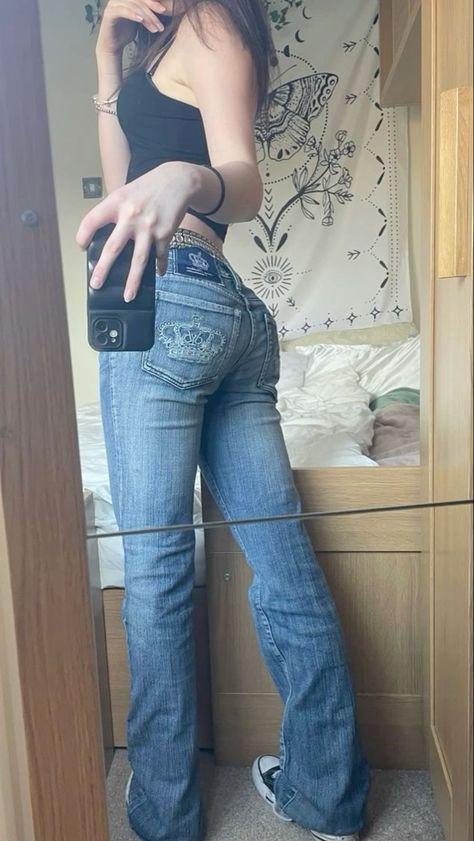 Y2k Low Waisted Jeans Outfit, Low Waist Jean Outfits, Low Rise Bootcut Jeans Outfit Aesthetic, Victoria Beckham Jeans Y2k, Skinning Jeans Outfit Y2k, Low Rise Jeans Outfit Thick, Low Waisted Flare Jeans Outfit Y2k, Low Waist Bell Bottom Jeans Outfit, Flare Low Rise Jeans