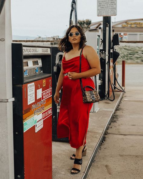 No I don’t pump my gas, i live in Oregon. // To all my story viewers. I got the red dress. 400 of you voted yes and many of y’all messaged… Plus Size Street Style, Dress Curvy, Red Slip Dress, Trendy Plus Size Fashion, Curvy Model, Curvy Girl Fashion, Curvy Girl Outfits, Moda Vintage, Curvy Outfits