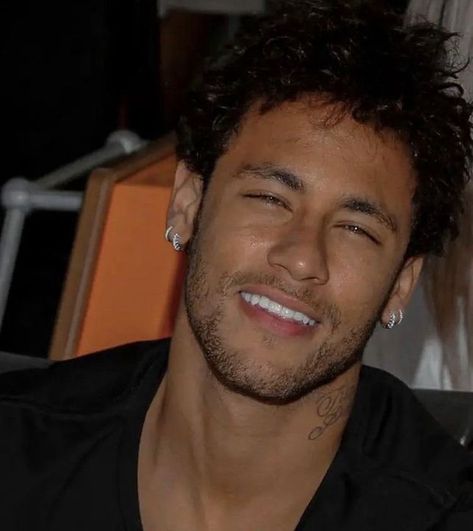 On the field (Neymar x Y/N) - Part 6 - Wattpad Neymar Jr Long Curly Hair, Neymar Long Hair, Neymar Polaroid, Neymar Jr Cute, Young Neymar Jr, Neymar Soccer Player, Neymar Jr Icons, Neymar Jr Wallpaper, Young Neymar