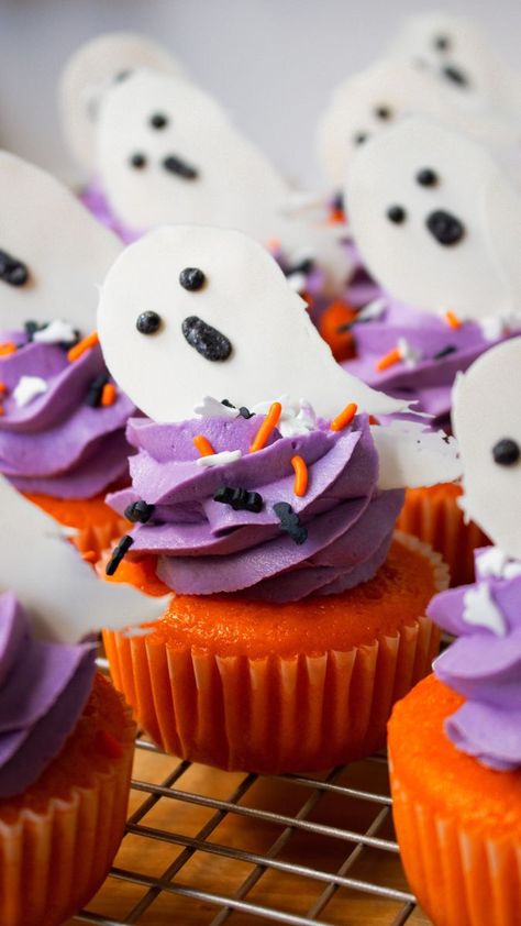 It’s finally the best time of the year and I couldn’t be happier 👻 Here’s how to make these adorable ghost cupcakes: Step 1: Melt white chocolate melts in the microwave (follow package instructions) until smooth Step 2: Line a baking sheet with parchment paper and create little ghost shapes using the melted white chocolate and the back of a spoon Step 3: Place the baking sheet in the freezer for a couple of minutes until the chocolate is hard to the touch Step 4: Flip the chocolate ghosts ov Chocolate Ghosts, Chocolate Melts, Melted White Chocolate, Ghost Cupcakes, Orange Cupcakes, Melting White Chocolate, Halloween Baking, Decorating Cakes, Little Ghost