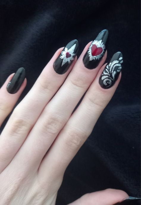 Rockstar Girlfriend Nails, Black Valentines Day Nails, Girlfriend Nails, Baroque Nails, Goth Nail Art, Black Valentines Day, Rock Star Nails, Black Valentines, Pretty Poison