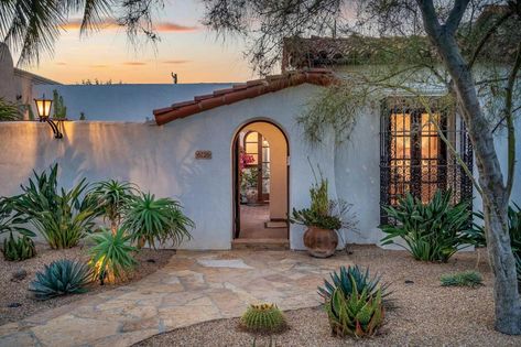 Santa Fe Style Homes Exterior, Southwestern Home Exterior, Santa Fe Style Decor, Southwestern Homes, Santa Fe Style Homes, Rancho Santa Fe California, Nevada Homes, Santa Fe Home, New Mexico Homes