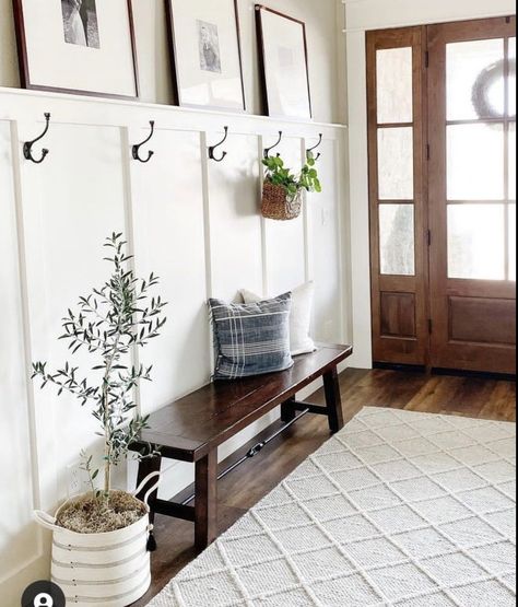 Mudroom Decor, Farmhouse Entryway, Hall Decor, Home Entrance Decor, Entrance Decor, House Entrance, Hallway Decorating, Front Room, Entryway Decor